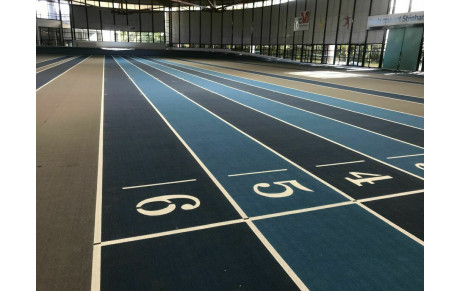 Deux sprinters sur la première marche